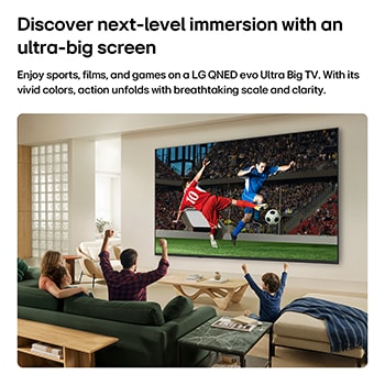 De LG QNED AI QNED70 Mini LED ultragrote tv hangt aan de muur in een lichte woonkamer en laat een spannend voetbalmoment zien, met levendige kleuren en een geweldige beeldkwaliteit op een groot scherm, terwijl een gezin op verschillende banken zit en samen juicht.